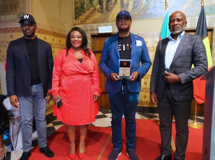Après son brillant passage à Madeleine à Bruxelles :Le trophée ‘‘Rumba Prize’’ décerné à Nyoka Longo pour sa longévité sur la scène musicale